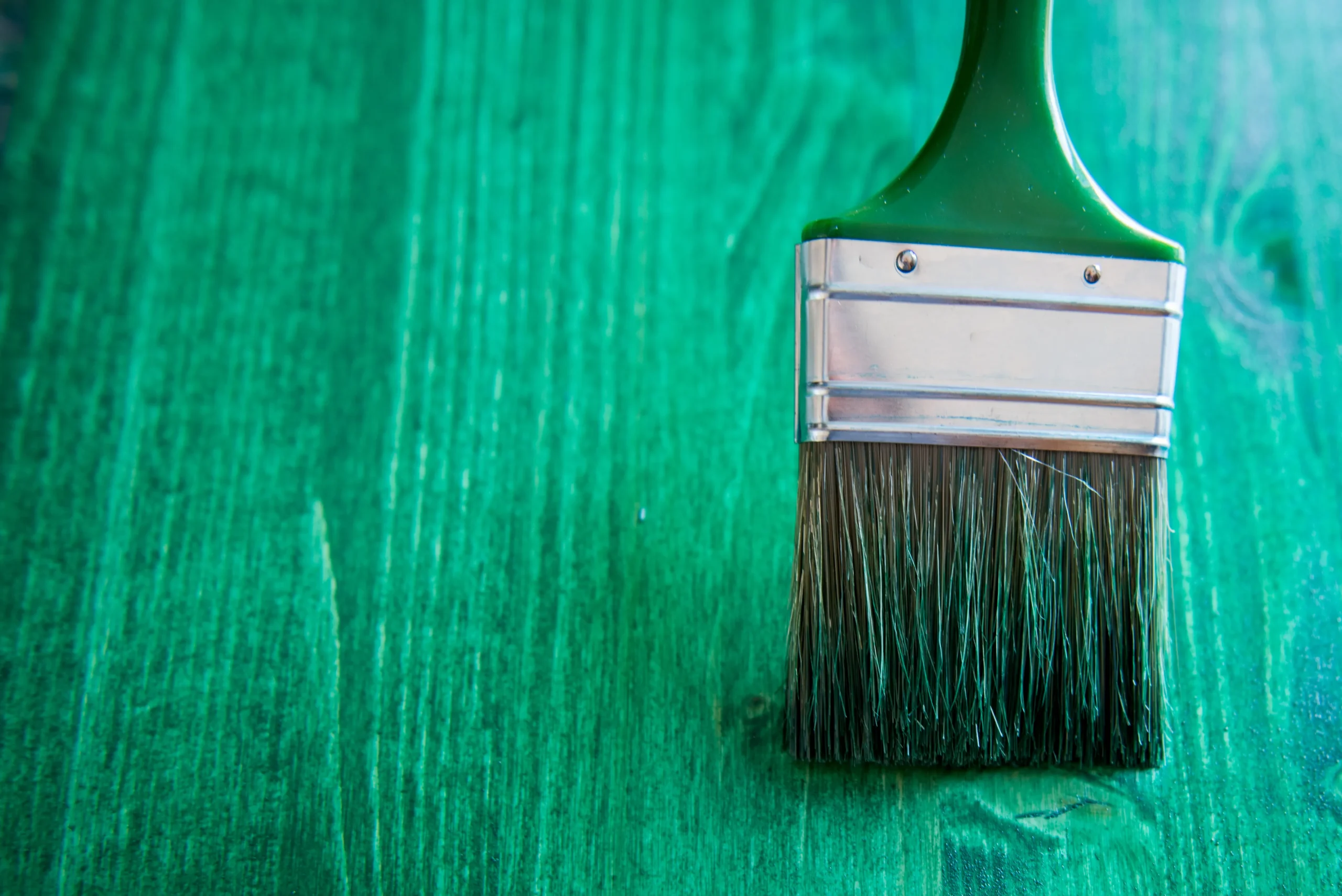 Venta de selladores, barnices y materiales de preparación de superficies.